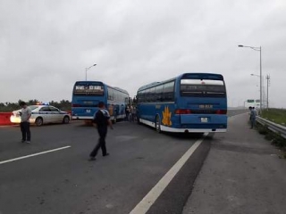 Xe khách chặn ngang cao tốc Hà Nội - Hải Phòng, phản đối việc thu phí